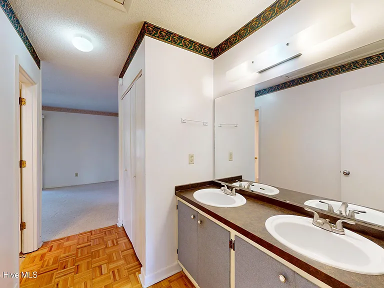 222 Foxkroft Dr — Photo 17