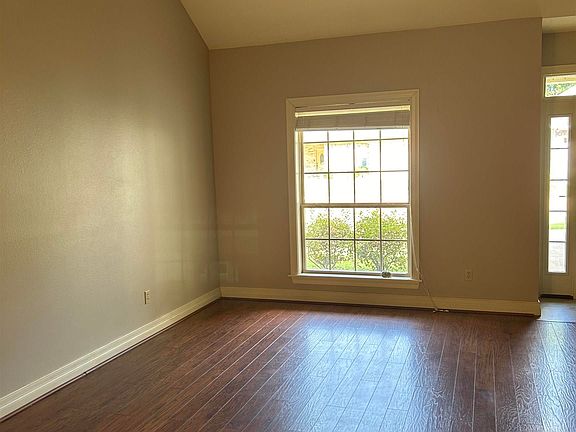 3rd image of 2211 Arabella St