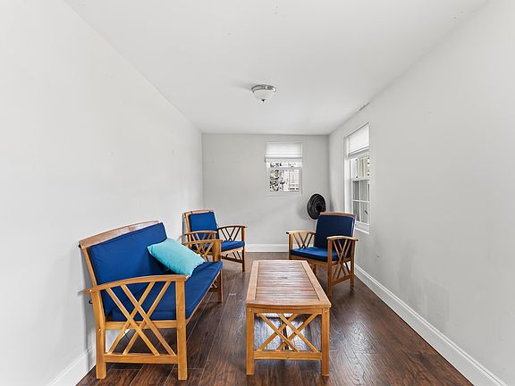3rd image of 122 N Sacremento Ave