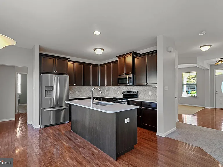 605 Socrates St — Photo 12