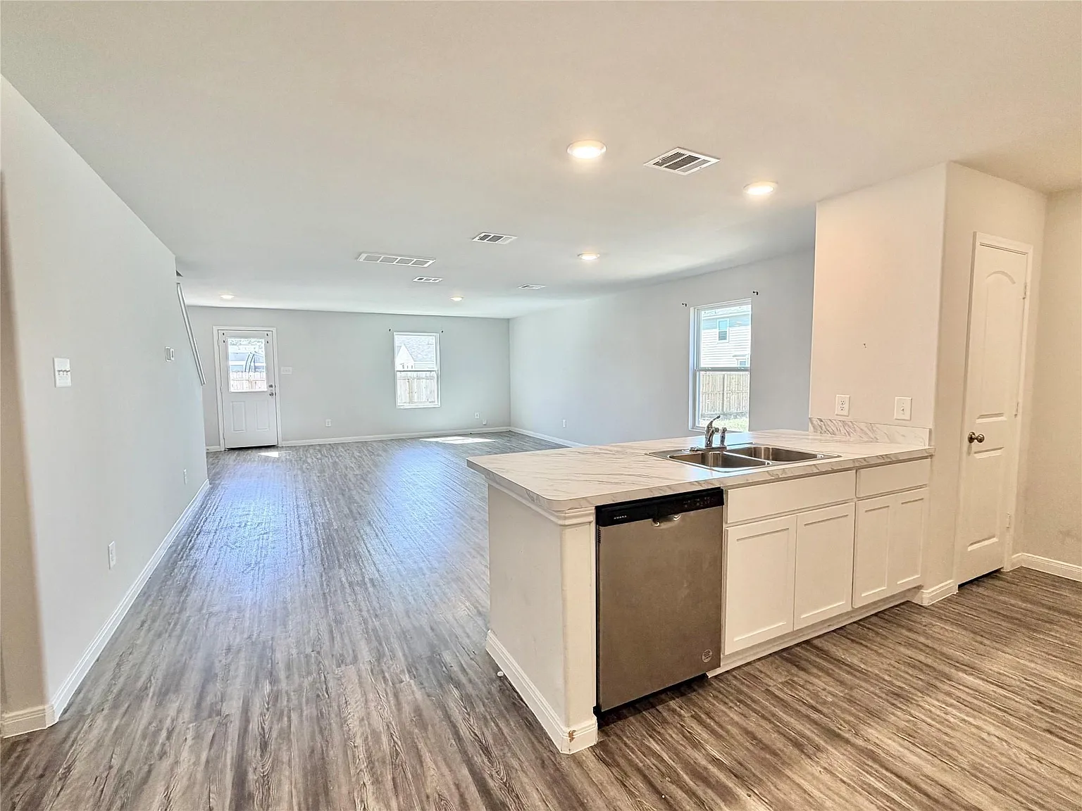 5 bed, 3.5 bath, 3448 sqft, $2,150 — Photo 3