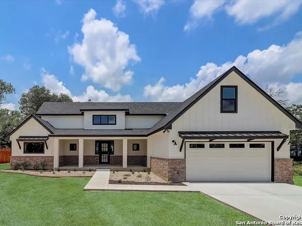 112 Laurel Heights, La Vernia, TX 78121