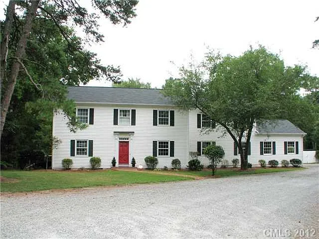 562 Goldmoor Dr NE — Photo 1
