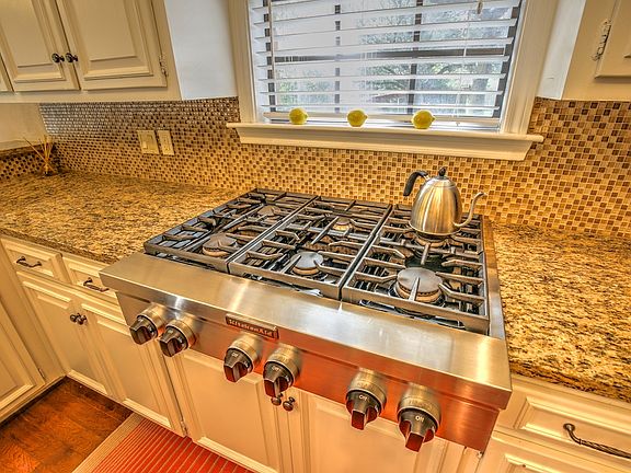 4th image of 2703 Great Oaks Dr