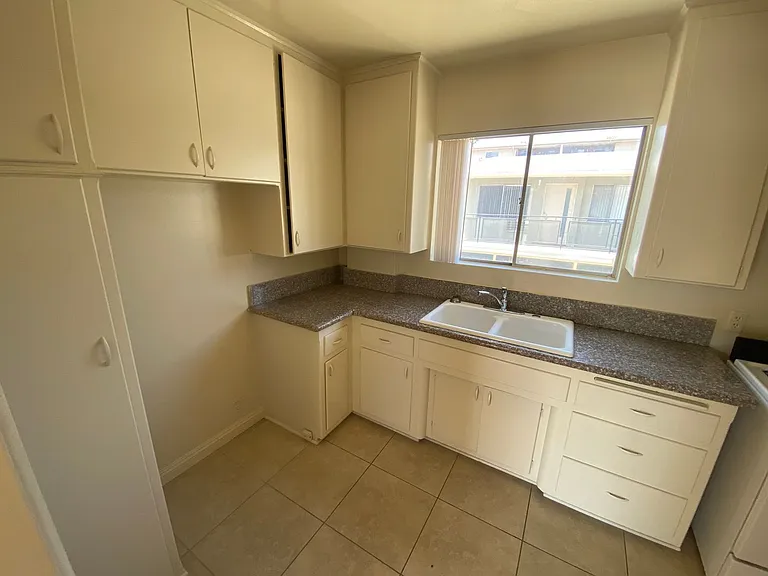 542-544 S Los Robles Ave — Photo 13