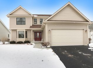 631 Prairie Ridge Dr, Woodstock, IL 60098