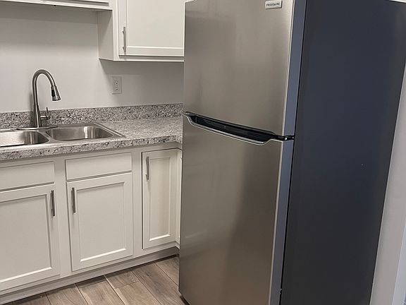5th image of 1020 E Main St #5