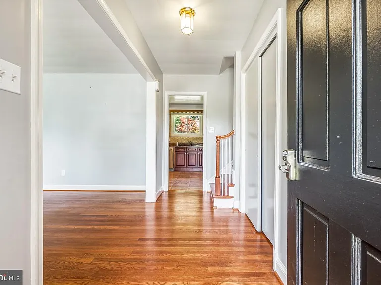 500 Derrydown Ln — Photo 3