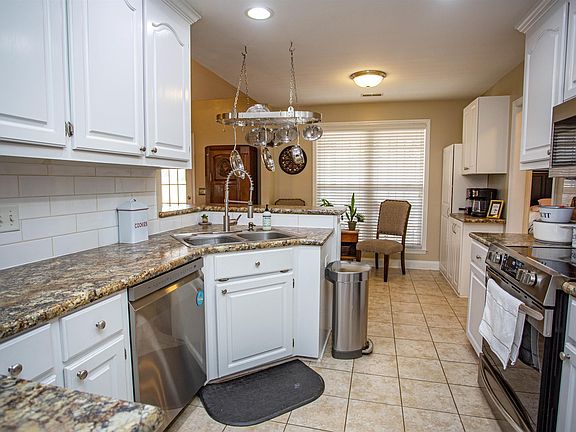 3rd image of 9 Bushnell Ct