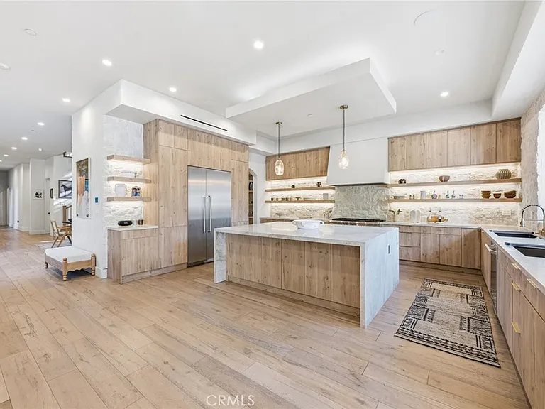 13135 Chandler Blvd — Photo 27