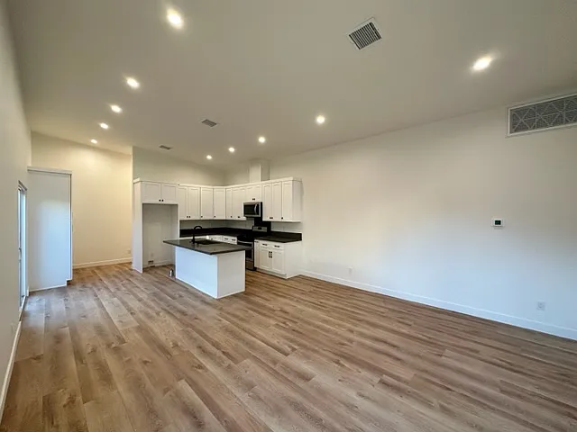 3 bed, 1300 sqft, $3,950 — Photo 4