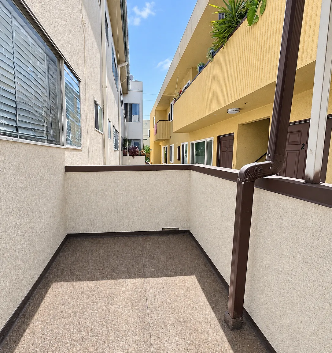 1020 N Edinburgh Ave — Photo 3