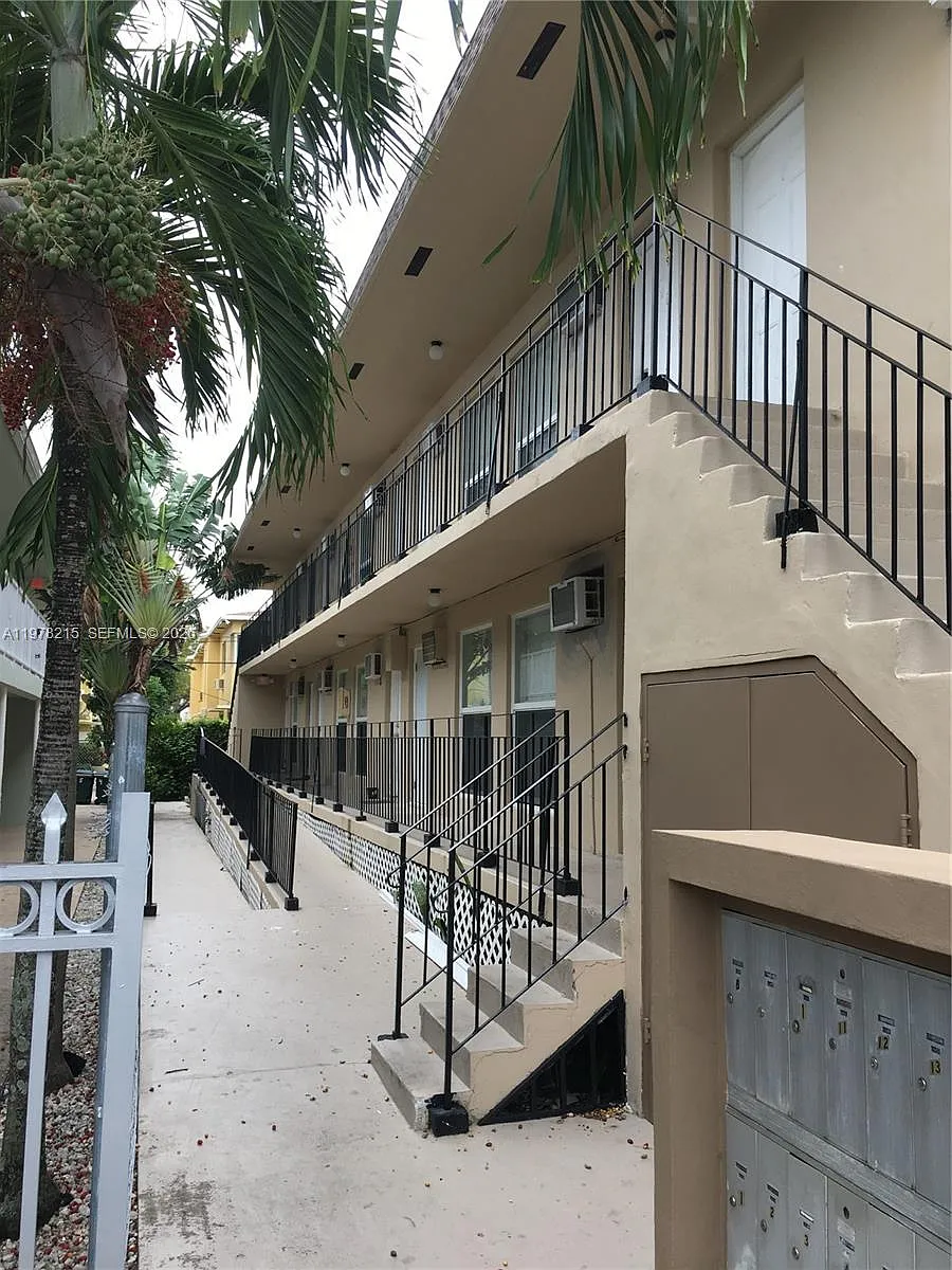 Building Photo - 960 Biarritz Dr #14