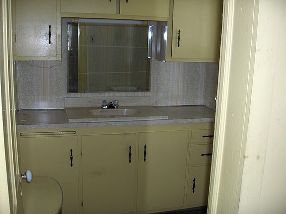 1st floor 1/2 bath