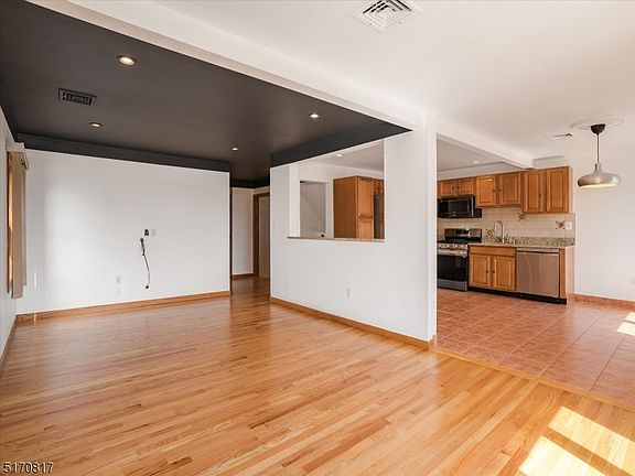 3rd image of 102 Hedden Ter