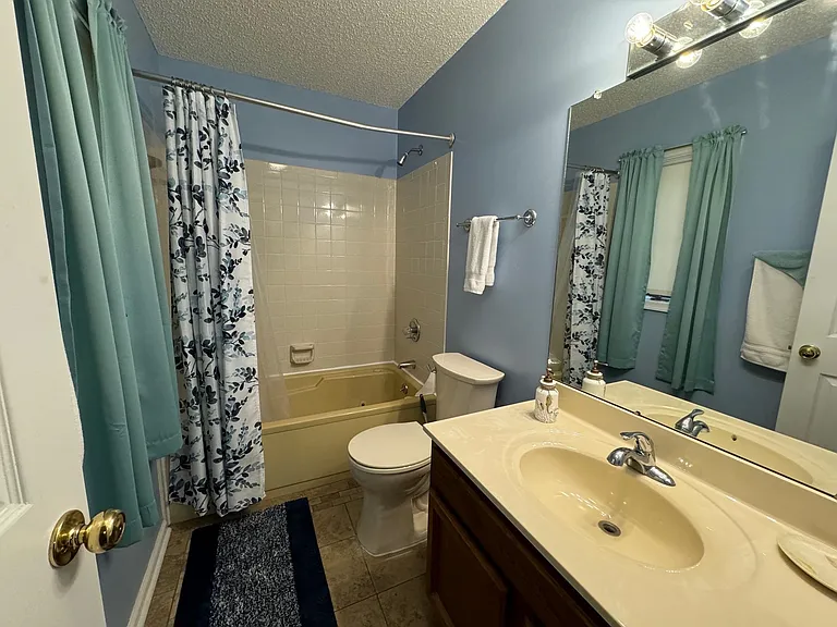 135 Inglewood Ct — Photo 12