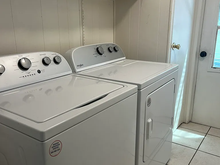 Mud/Laundry room with entrance from lanai