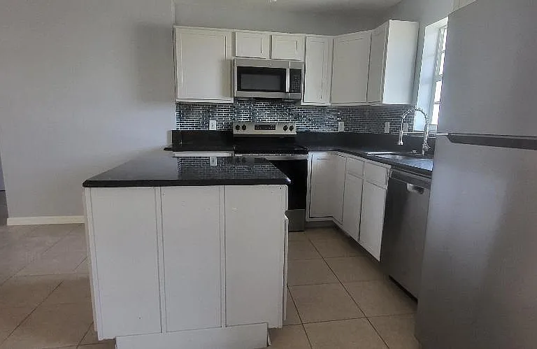 5240 NE 14th Way — Photo 6