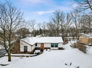 2950 Onagon Trl, Waterford, MI 48328