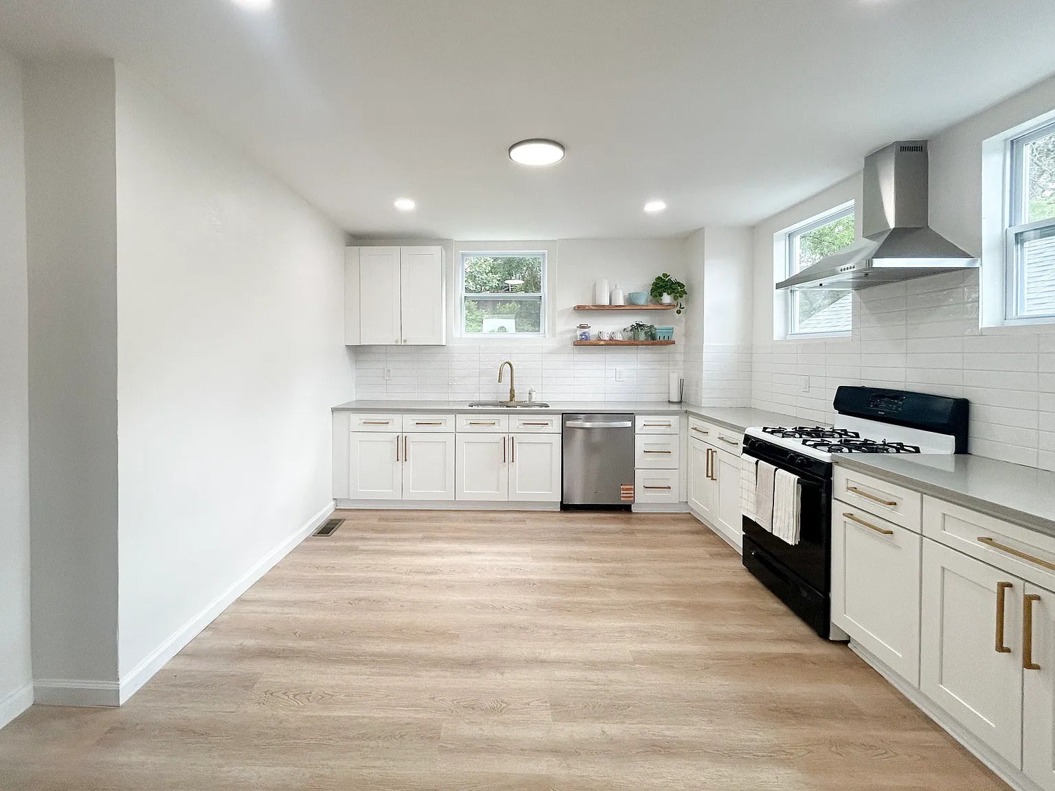 3 bed, 1402 sqft, $1,800 — Photo 2