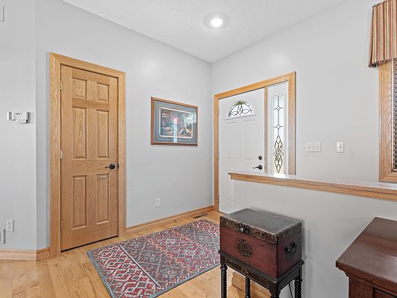 4th image of 313 Maple Dr
