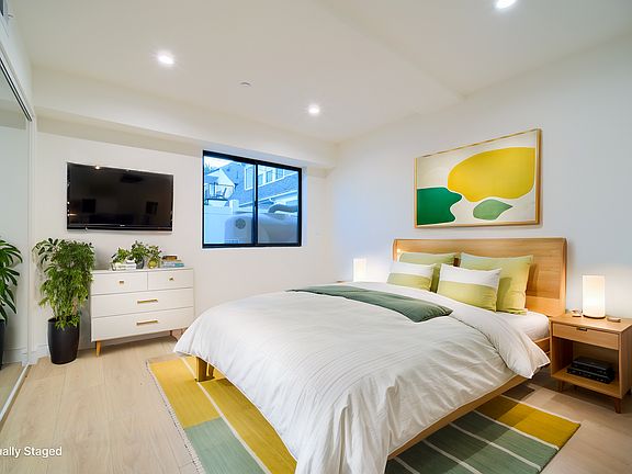 3rd image of 618 N Mariposa Ave #618