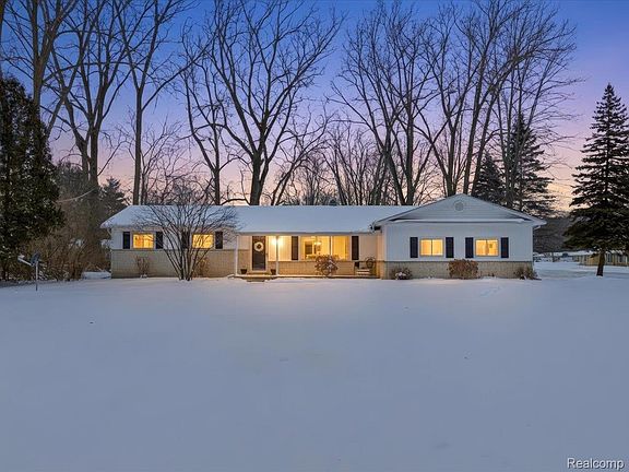 2nd image of 5837 Lakeshore Rd