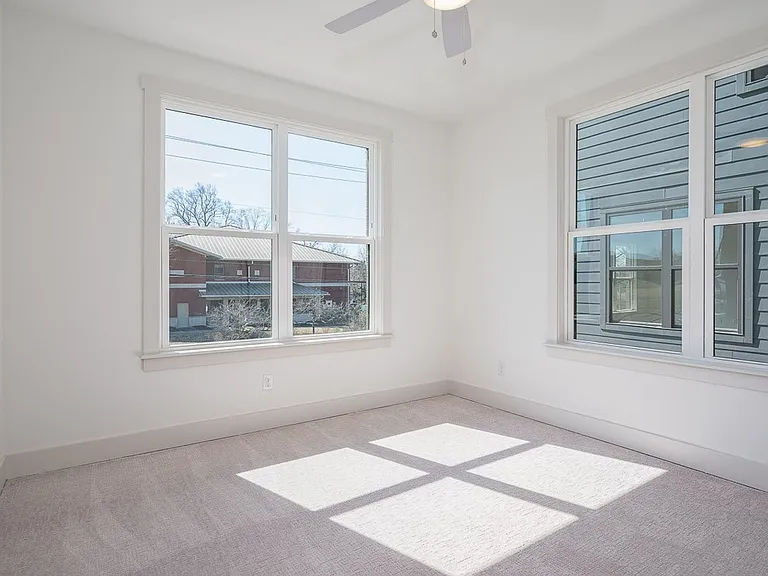 900 Meridian St — Photo 8