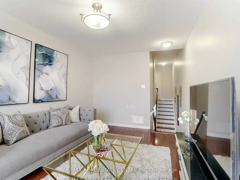 92 Lake Louise Dr #UPPER — Photo 12