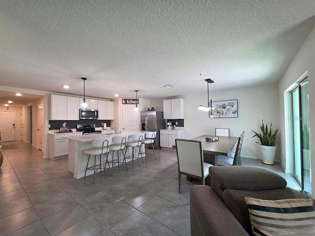 4 bed, 2.0 bath, 1812 sqft, $2,350 — Photo 3
