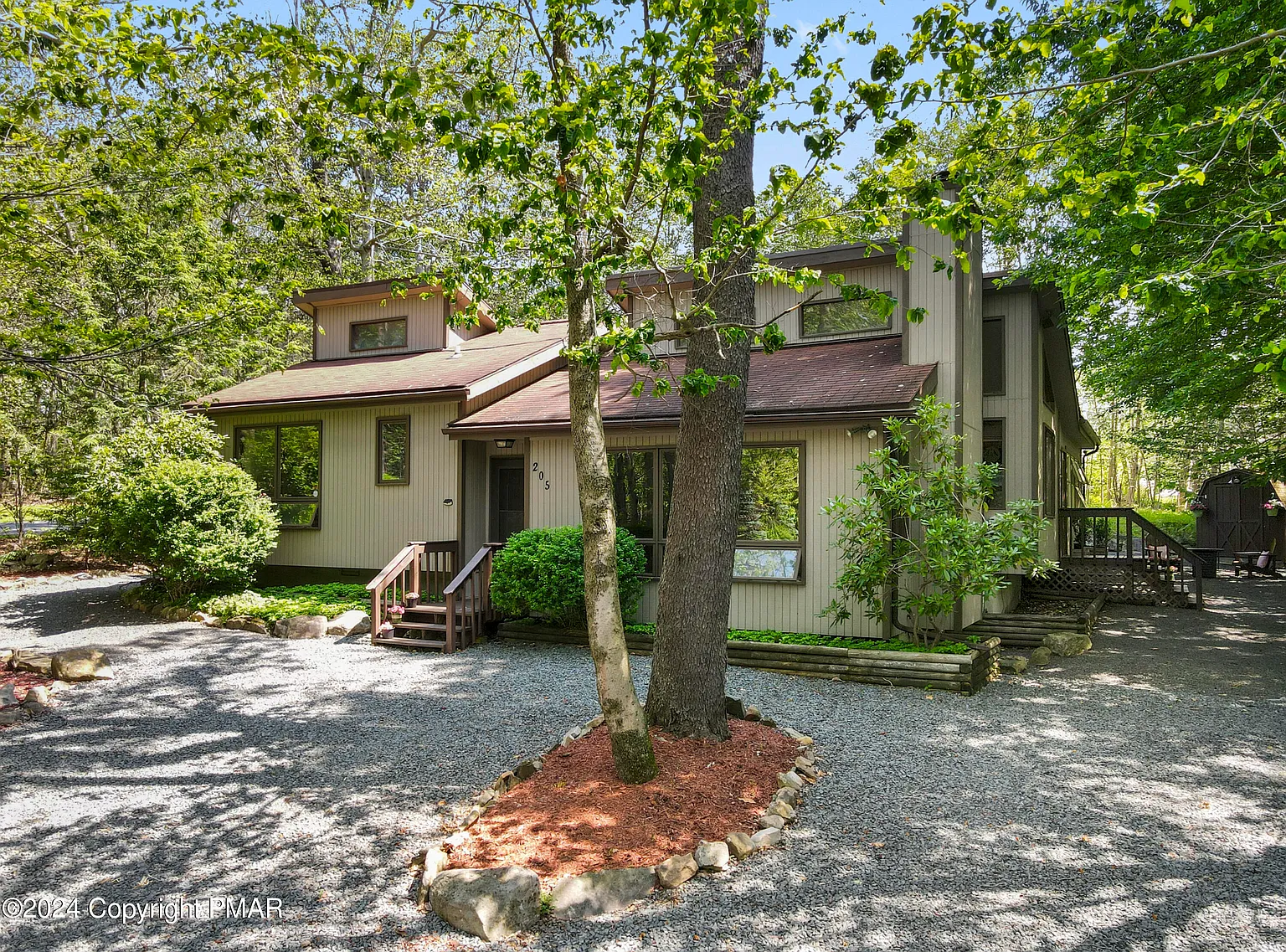 205 Larch Oval photo 1