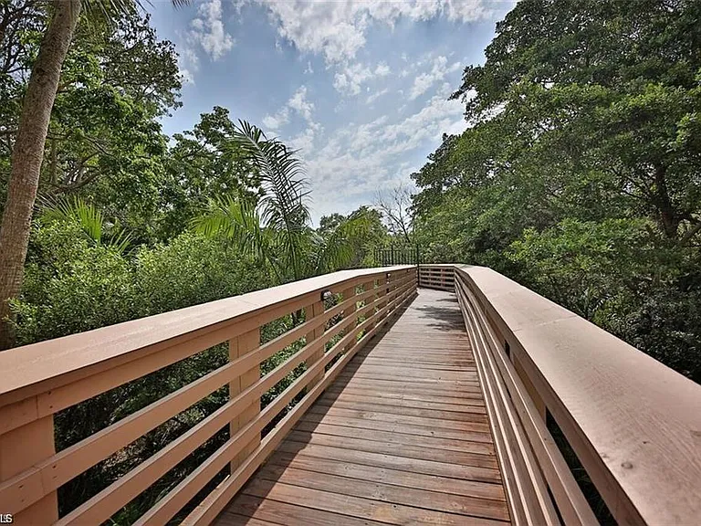 400 L Ambiance Cir #104 — Photo 21