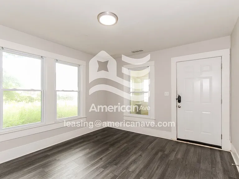 1021731_002_living_room_2.jpg