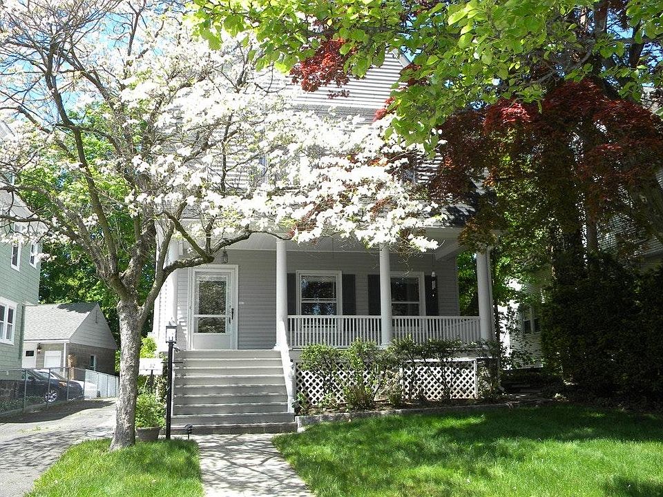 Lovely 2 Bdrm Apartment in Central Greenwich ; Tree Lined Street ; Just a Quick Walk to Central Greenwich!