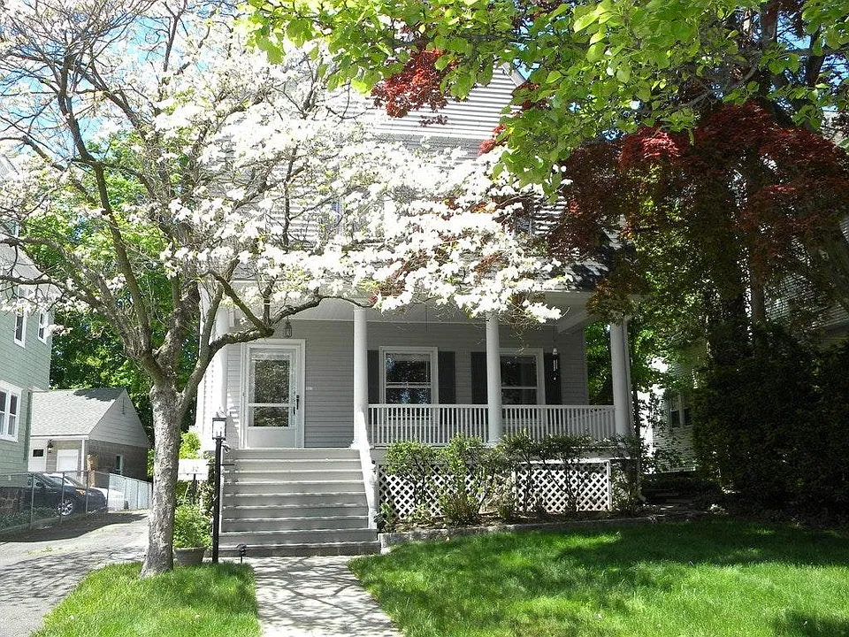 Lovely 2 Bdrm Apartment in Central Greenwich ; Tree Lined Street ; Just a Quick Walk to Central Greenwich!
