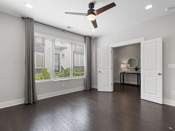 4th image of 836 Winslow Way