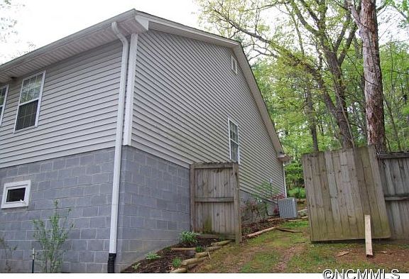 4th image of 32 Dogwood Dr