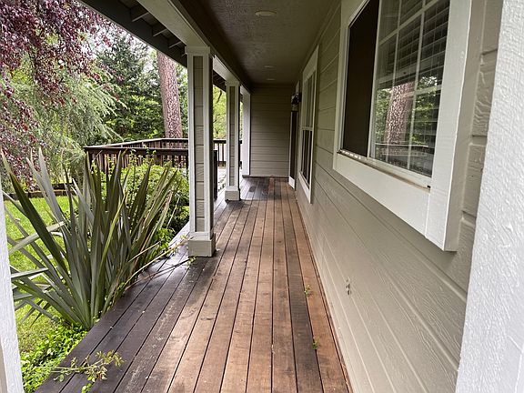 4th image of 858 Evergreen Ln