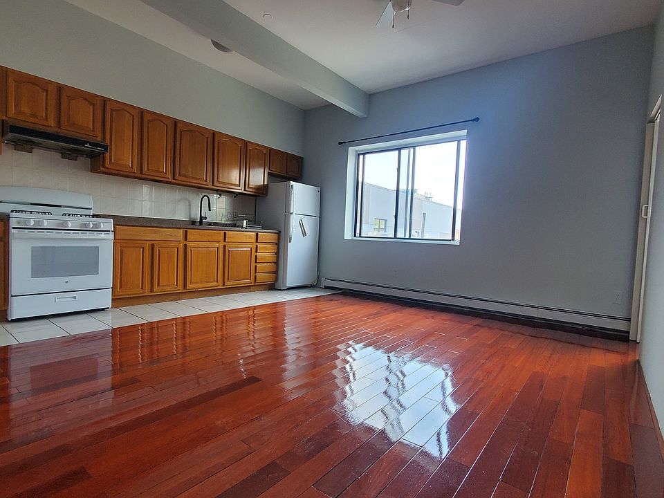 1st image of 39 Debevoise St #3D