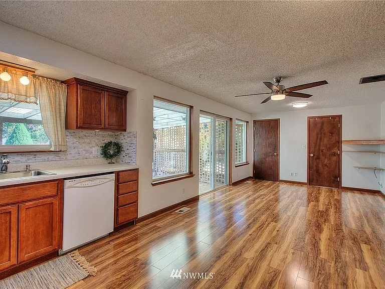 2920 NE 8th Pl — Photo 8