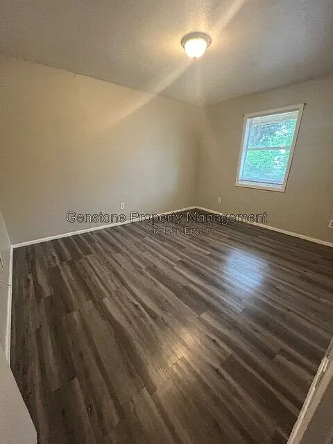 2 bed, 1.0 bath, $725 — Photo 2