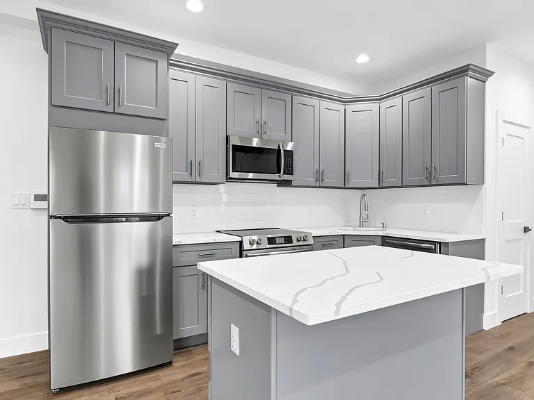 533 Greenwich St — Photo 2