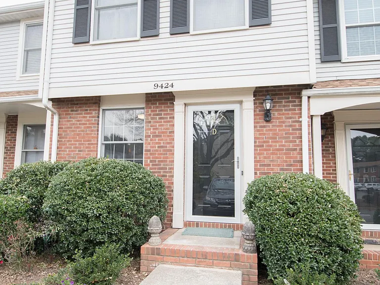 9424 Lexington Cir — Photo 2