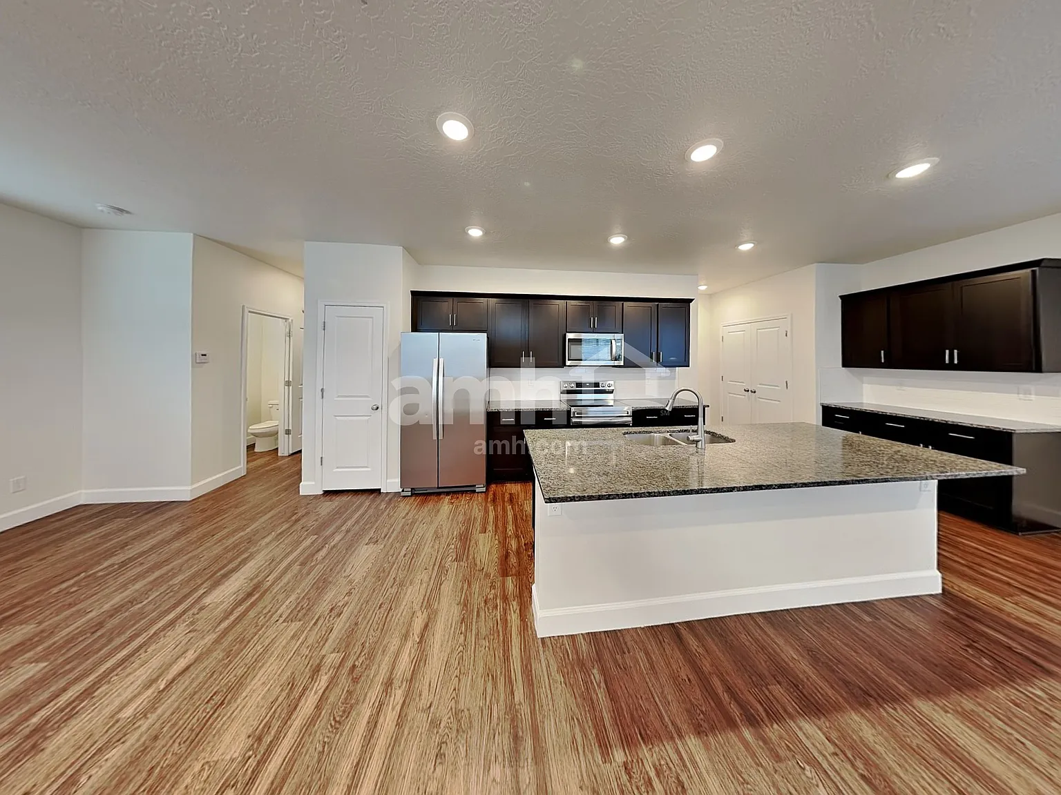 5 bed, 3.5 bath, 2750 sqft, $3,050 — Photo 4