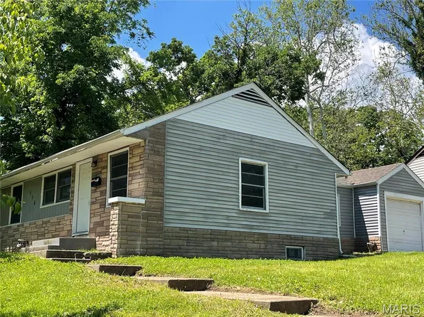 115 Spring Garden Dr, Saint Louis, MO 63137