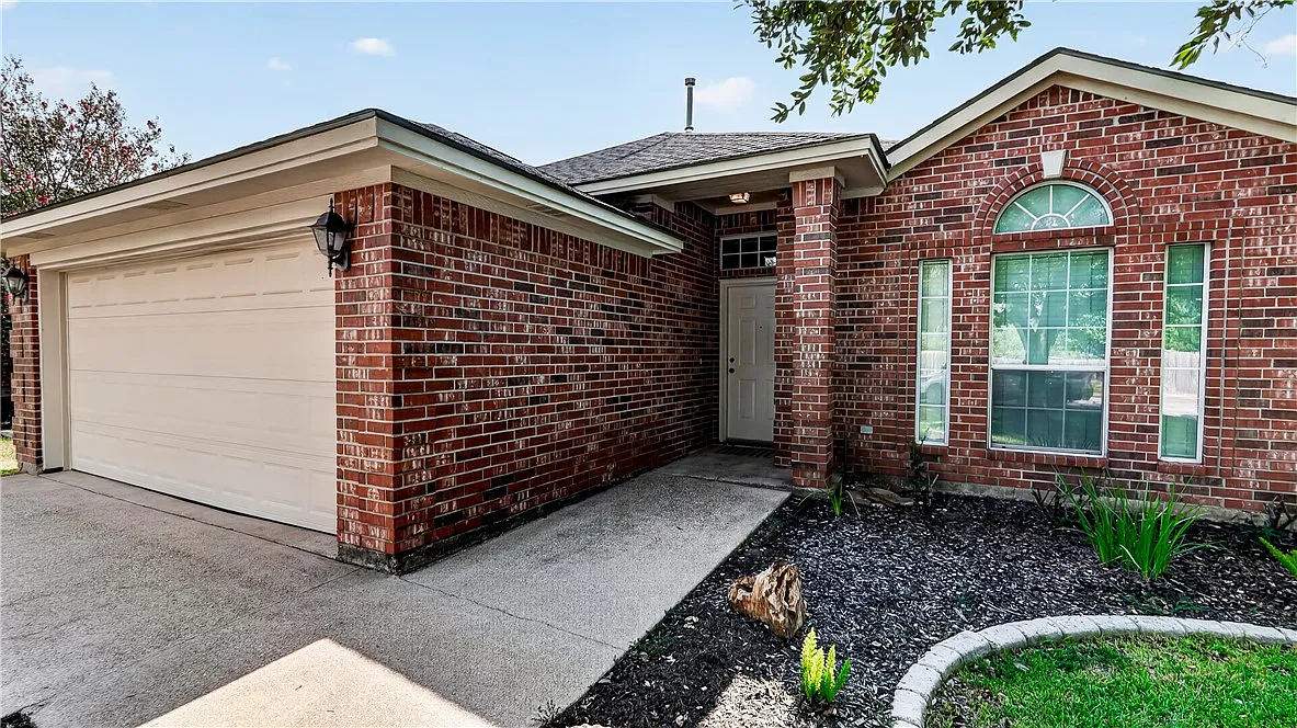 4 bed, 1736 sqft, $2,200 — Photo 3