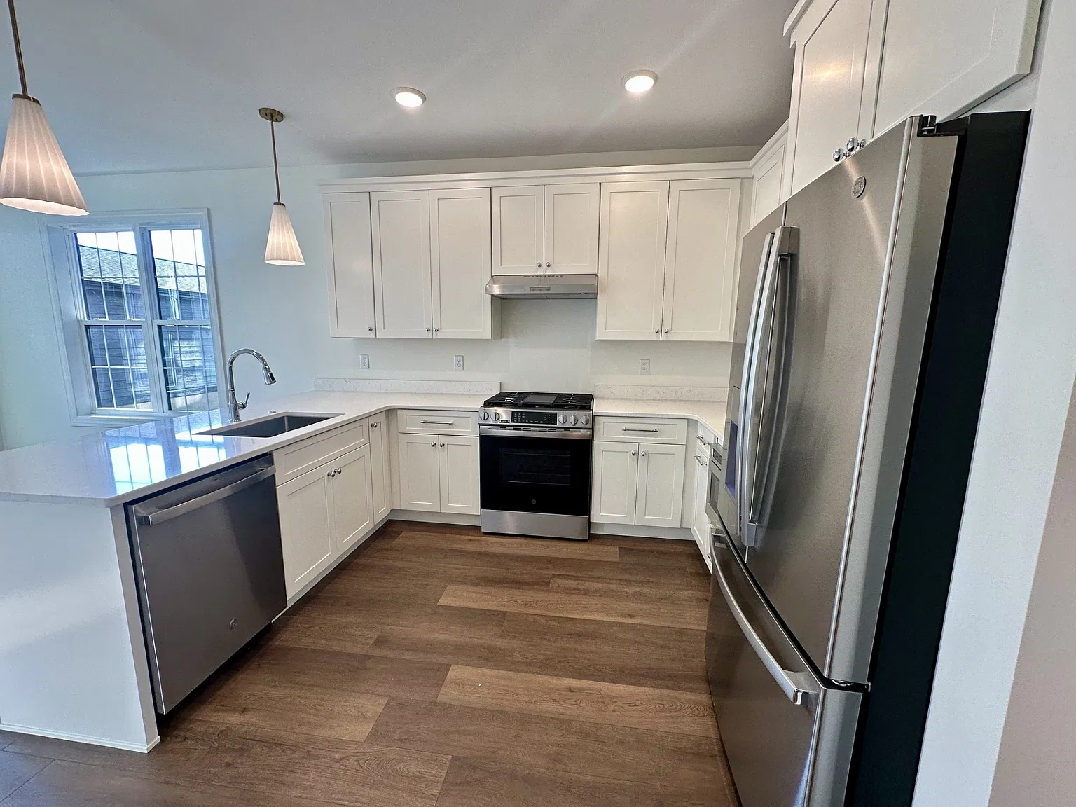 3 bed, 3.5 bath, 2051 sqft, $3,300 — Photo 2
