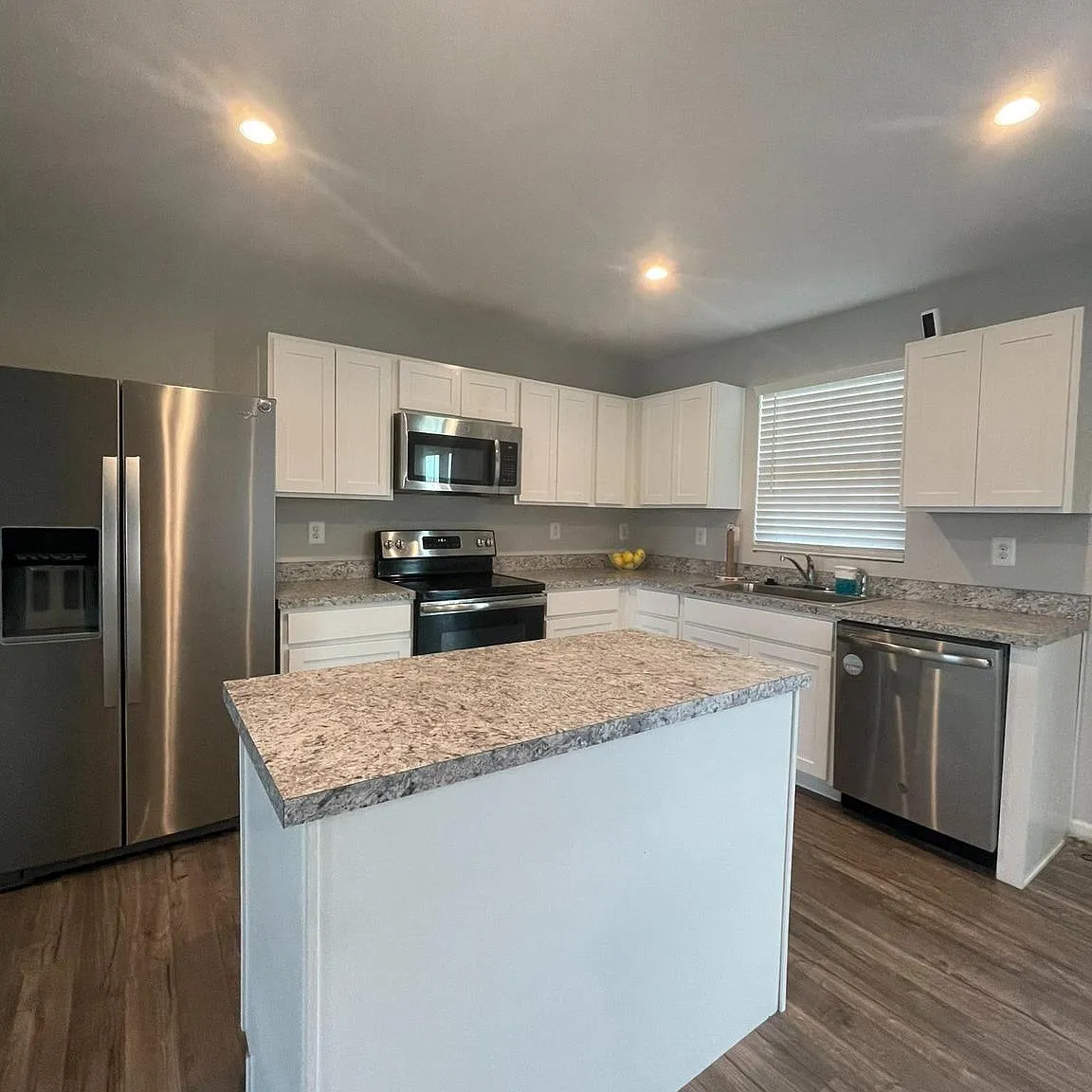 3 bed, 2.5 bath, 1290 sqft, $2,000 — Photo 2