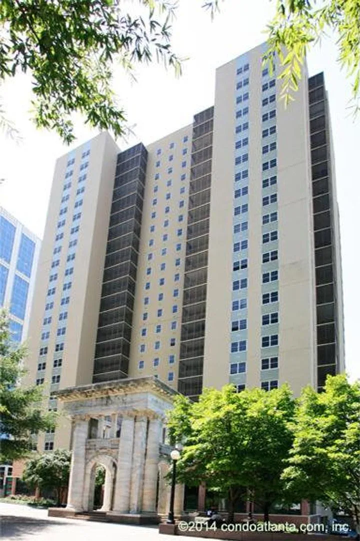 Furnished Move-In Ready Downtown 1br/1ba Apartment on the 5th floor with a Balcony — Photo 1