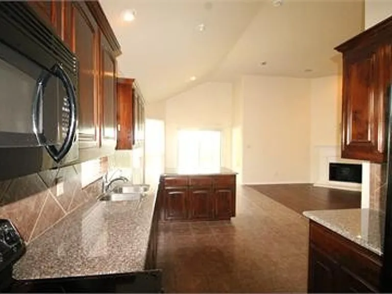 1416 Amazon Dr — Photo 4